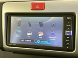 オーディオのソース選択画面には、FMやAM、USB、Bluetoothなどが並びます。使いたい音源を画面から選べるため、通勤や買い物など普段の移動時間にも活用しやすい装備です。