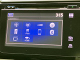 FM・AMをはじめ、iPodやBluetoothなど複数の音源が画面に表示されています。使いたい項目を確認しやすく、日々の移動に合わせて音楽や音声を楽しめる装備です。