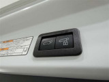 ワンタッチでバックドアが開閉。重たいバックドアも力いらずで開閉できる便利なパワーバックドア付きです!