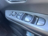 全席パワーウィンドウとなっています。運転席はオートになっているのでワンタッチ開閉することが出来ます。