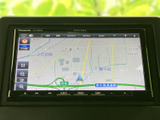 現在地や周辺の道路を画面で確認でき、目的地までのルート確認に役立つナビゲーション。地図表示が見やすく、初めての場所へ向かう際も道順を把握しやすい装備です。