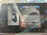 【アラウンドビューモニター】周囲を見渡せる映像で、スムースな駐車をサポートします
