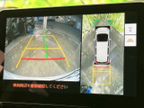 後方の映像に加えて車両周辺を上から見た表示もあり、駐車時の周囲確認をサポートします。ガイドラインも表示されるため、車庫入れや後退時に位置を把握しやすい装備です。