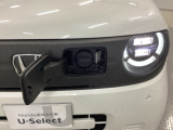急速充電は車内のボタンを操作して開け、あとは充電コネクターを差すだけで充電開始します。簡単な充電操作と、フタの開け方を変えることで差し間違いを防げる安心感。
