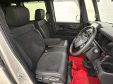 座面も厚みがあり背もたれも高く、広い足元にゆったり座れるシートです。運転席と助手席の間が空いている為、助手席側への移動がスムーズです。交通量の多い道でも助手席側から乗り降りができます。