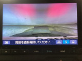【バックカメラ】運転が苦手な方も車庫入れラクラクです!ギアをリバースに入れれば自動的に切り換わりますので、面倒な操作は不要です♪狭い駐車場もお車を傷つけず安心ですね!
