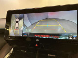 複数のカメラの映像をもとに、クルマを真上から見ているような映像をドライバーに提供し駐車をサポートする機能です。