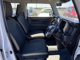 大きな窓から光が入り、運転席まわりまで見渡しやすい室内です。前席はゆったり座れる形状で、黒を基調としたシートと明るい差し色がほどよいアクセントになっています。