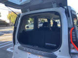 バックドアの真ん中から開けることが可能です。後ろが狭くても荷物を収納したり出したりすることも簡単に出来ます。