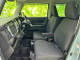 前席は大きな窓から光が入り、運転席・助手席ともに周囲を見渡しやすい室内です。座面には柄のアクセントがあり、落ち着いた色合いと相まって、毎日の移動を心地よく支えます。