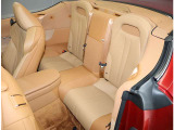 LC専用シート。高級感ある内装で運転をより快適にします。
