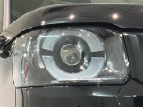 LEDヘッドライトは、点灯の瞬間から最大光量を発揮し、突然暗くなるトンネルなどでの安定感を高めます。
