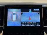 真上から見下ろしたような視点で車とその周囲を確認出来る画面と、車両後方を映し出すバックモニター画面の2つを表示してくれます。