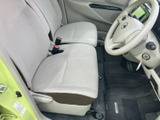 明るい色調のシートと足元の空間が、運転席まわりに開放感をもたらします。座面には穏やかな起伏があり、乗り降りしやすい高さも魅力。前席で過ごす時間を心地よく感じられる室内です。