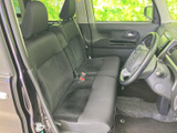 前席は視界が広く、運転席と助手席にゆったり腰掛けられる空間です。座面や背もたれには落ち着いた色合いを採用し、普段使いの乗り降りも気軽に行える室内です。
