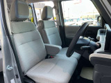 運転席も広々でゆったり気分で運転できます♪