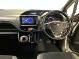 運転席周りのレイアウトをご覧ください。ナビゲーションが綺麗に装着されすっきり収まってますね!