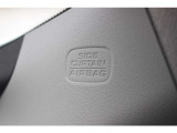 側面衝突時、センサーが衝撃を感知するとスピーディーに展開し、乗員保護性能を高めます。i-サイドエアバッグシステムは、助手席乗員の体格や姿勢を検知してエアバッグの展開を制御します。