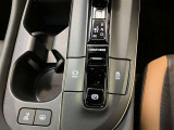 シフトレバー下にドライブモードセレクトスイッチ・ブレーキホールドスイッチ・VSC OFFスイッチ・パーキングブレーキスイッチが付いています。