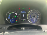 速度や燃料などの情報が左右のメーターと中央画面にまとまり、運転中にも確認しやすいレイアウトです。表示が整理され、必要な情報をひと目で把握しやすく、日常の運転を支えます。