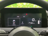 速度やシフト位置、時刻などの情報が画面にまとまり、運転中にも必要な表示を確認しやすい構成です。視線を大きく動かさずに車両情報を把握したい方にも便利です。