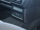 ●後席用のエアコン吹き出し口とUSBソケットがございます。後席の方も快適にドライブいただけます。