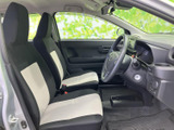前席は明るい色を組み合わせたシートで、落ち着いた車内に軽やかさを添えています。座面と背もたれがゆったり配置され、乗員が過ごしやすい雰囲気。窓からの視界も確保され、移動中も開放感を感じられます。