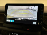 リバースギアに入れるだけで後方の表示へ切り替わります。夜間や雨の日の駐車も楽になりますよ。