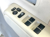 【電動格納ミラー】サイドミラーは電動格納式となっており、狭い駐車場でもキズがつくリスクを抑えられます。