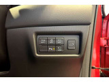 運転席の右側には360&deg;スイッチや安全装備関係のスイッチがございます。