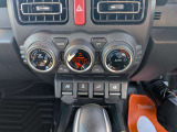 スイッチ類が使いやすく配置された操作周り。運転中でも直感的な操作が可能なレイアウトです。