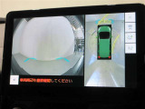 パノラミックビューモニター付きです。車両を上から見たような映像をディスプレイオーディオ画面に表示。運転席からの目視だけでは見にくい、車両周辺の状況をリアルタイムでしっかり確認できます。