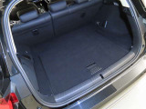後席使用時でも、十分な荷室空間を確保しております。