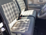 フロントシートです!!ベンチシートなので座席の移動もスムーズに出来ます!!足元も広く運転も楽ですよ!!
