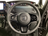 ハンドルにHondaセンシング系のクルーズコントロールやレーンキープアシストなどのスイッチと、オーディオの操作スイッチが装備されています。ハンドルから手を離さず安全に操作できます。
