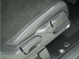 ◆シートハイトアジャスター◆運転席を上下に高さ調節ができます!運転ポジションを体格に合わせてシート調整できます。