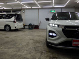 当店では専任のメカニックが大切なお客様のお車を一台一台丁寧に整備いたします。自社認証工場にてリフトアップし下回りまでキッチリ検査いたします。