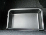 助手席の足元に隠れた収納BOXがあります。