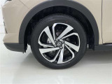 純正アルミホイールが車の雰囲気を引き立てますね!