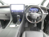 運転席からの視界はこんな感じです☆お気軽にご来店いただき、実際に座って是非お確かめください。ドライバーに寄り添う快適な操作フィールをもたらすステアリングです。