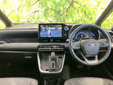 運転席まわりは前方へ視線を向けやすい配置で、メーターや画面も見渡せます。フロントガラスから光が入る開放的な空間で、運転席・助手席ともに落ち着いて過ごせそうです。