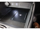 ワイヤレス充電規格Qiに適合した機器をワイヤレス充電器の充電エリアの上に置くことで充電できます。