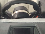 【ヘッドアップディスプレイ】現在の車速表示や目的地へのルート案内やメディア関連のリストを表示する事が可能です。視線移動を減らす事によりドライブに集中して頂けます。