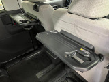 【格納式シートバックテーブル(運転席/助手席)】 物が落ちにくいふち高テーブルはタブレットが立てかけられ、お子さま用のマグカップや500mlの紙パックが入るカップホルダーも備えています。