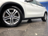 ●純正18インチアルミホイール:輸入車ならではの卓越した走りを支えるホイールと足回りです!日本車の走りに慣れている方にもぜひ体感して頂きたいほど、高いレベルでまとまっています!