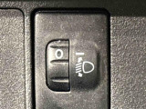 対向車や先行車への配慮が可能。積載物の状況に応じてヘッドライトの照射角度を手動調整できるスイッチ。