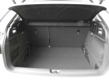 トランクの開口部は、ほとんど車体の全幅分が開く設計になっているので荷物の出し入れが非常にしやすくなっています。