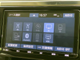 AM・FMやテレビ、Bluetooth、USBなど、複数の音源が画面上に並びます。使いたい項目を見つけやすく、音楽やラジオなど日々の過ごし方に合わせて選べる便利な装備です。