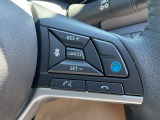【プロパイロット】高速道路でドライバーに代わってアクセル、ブレーキ、ステアリングを自動制御します。