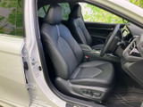 身体を支える形状のシートに加え、運転席まわりまで見渡しやすい開放感があります。黒を基調とした落ち着いた室内で、乗り降りの際にも座席まわりを確認しやすい空間です。
